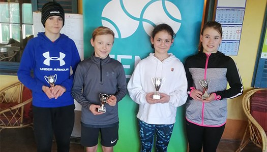 FIN Lino 12 B Ljubljana finalistki deklice B Češek